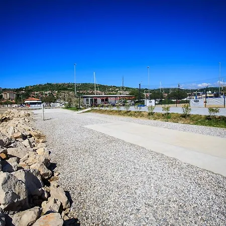 Sirena Floating House *