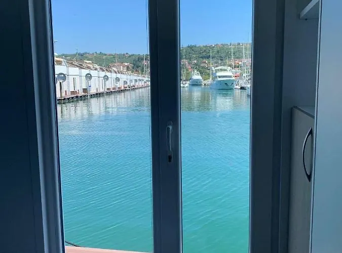 Sirena Floating House *