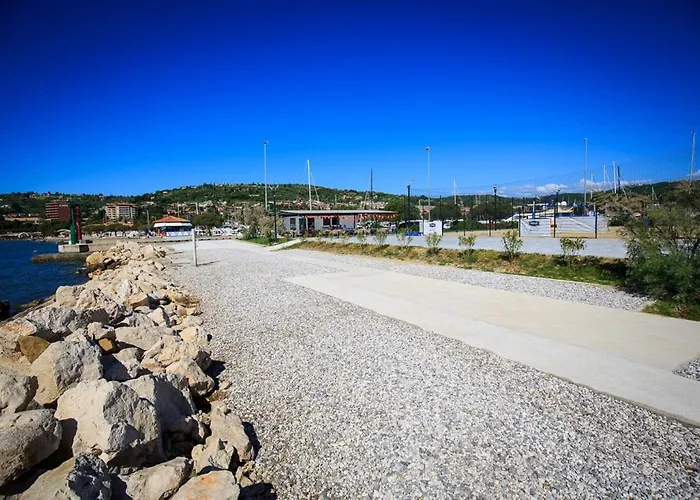 Sirena Floating House *